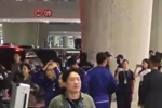 被狂骂！韩国队在机场遭球迷怒吼输出：**种洪明甫！年薪吐出来！